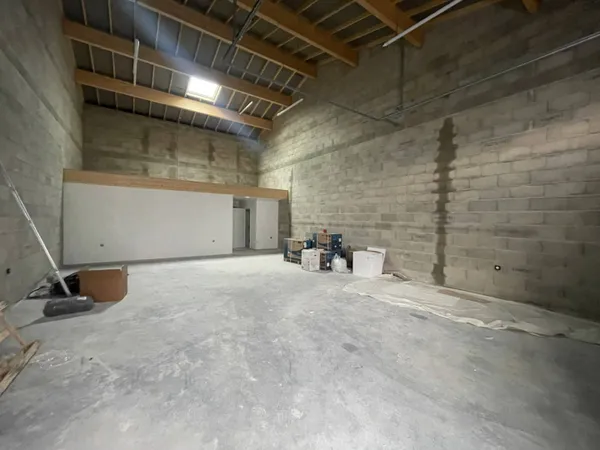 Entrepôt 136 m² 