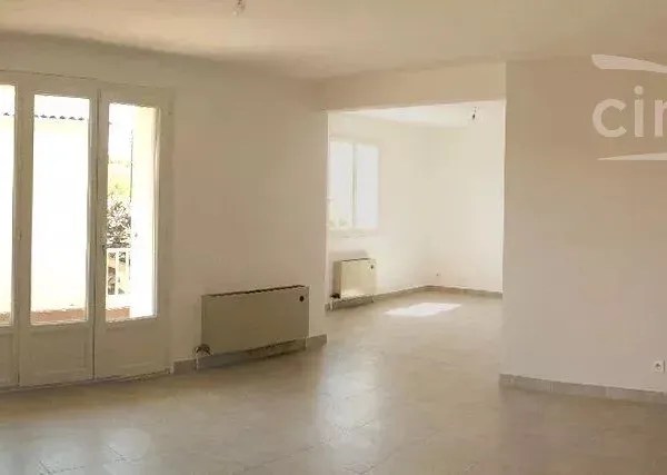 APPARTEMENT F2 bis avec GARAGE et PARKING clos 