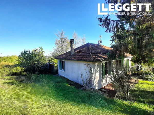 Maison de deux chambres avec sous-sol à rénover. À quelques pas du village avec ses commerces et 