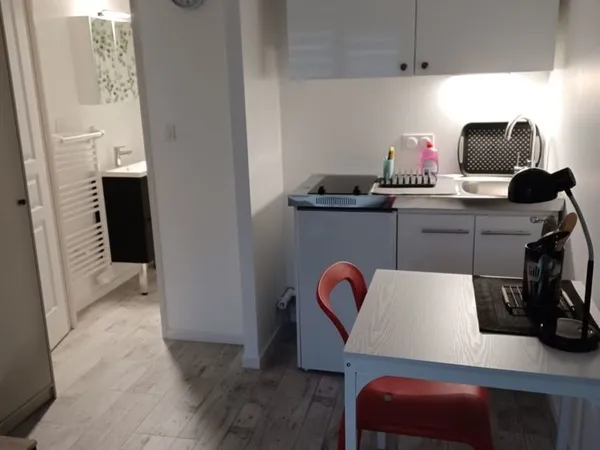 Studio NEUF Au CALME à COURTISOLS. 