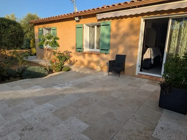 Villa de plain pied avec garage et carport a Brignoles état 