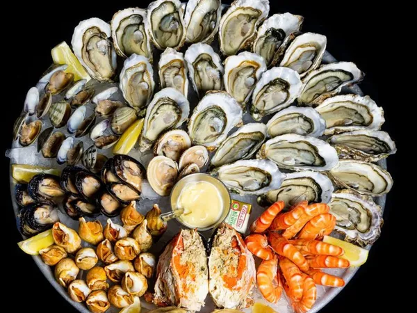 Restaurant de fruits de mer, au charmes Provençal, dans une station balnéaire. 