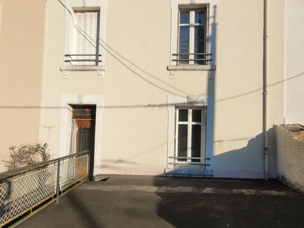 LIMOGES Maison de ville avec garage, terrasse et grenier amé 