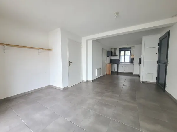 A 2 pas de l'Avenue Thiers, cet agréable T3 avec terrasse et jardin, en bon état général 