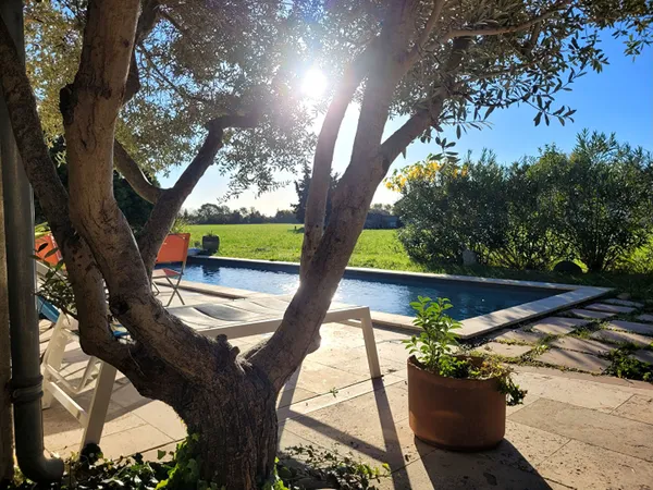 MOULES commune d'Arles : Maison d'Architect 200m² + terrain 1900m² en campagne. 