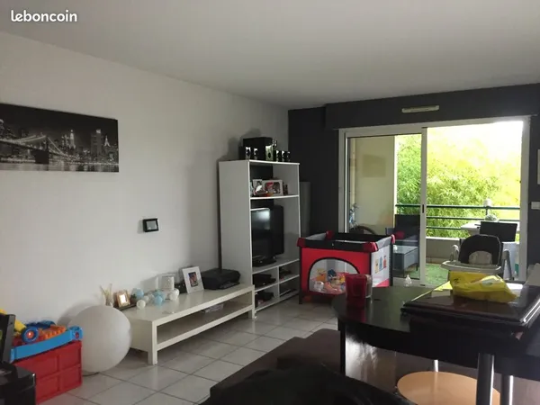 NIMES - Bel F3 de 76 m avec terrasse et parking / 895 