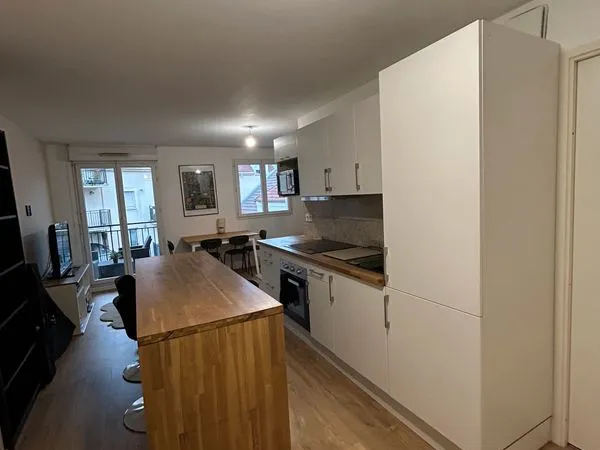 Logement meublé avec chambre, balcon et 2 parkings - 40 m² - 870 euros - Montlhéry 
