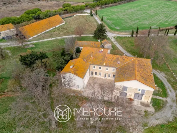 Propriété avec château et dépendances comprenant 12 logements 