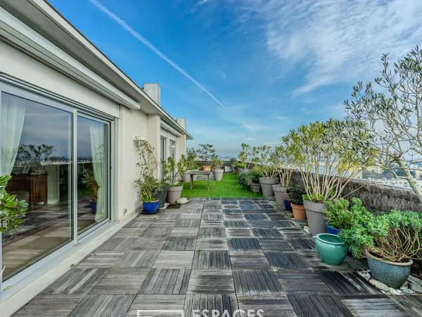 Dernier étage avec terrasse de 160 m² 
