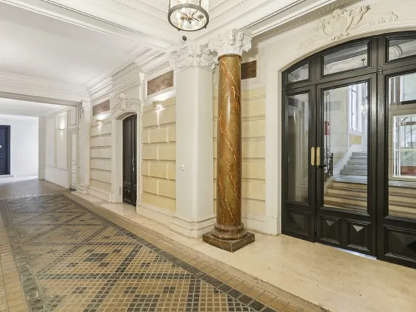Etage élevé avec balcon - Élysée 