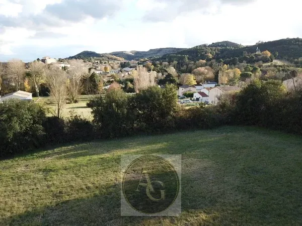 Terrain constructible et viabilisé avec vue sur Villeneuve La Comptal 