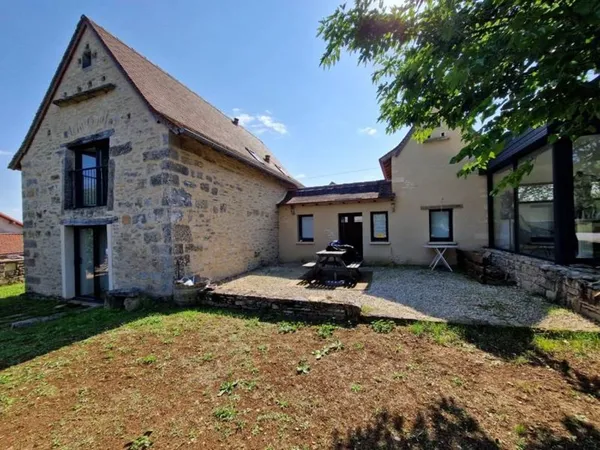 Maison en pierre de 6 pièces principales 