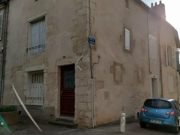 Loue Grand studio rénové, pl. Liberté, centre-ville, Poitiers 