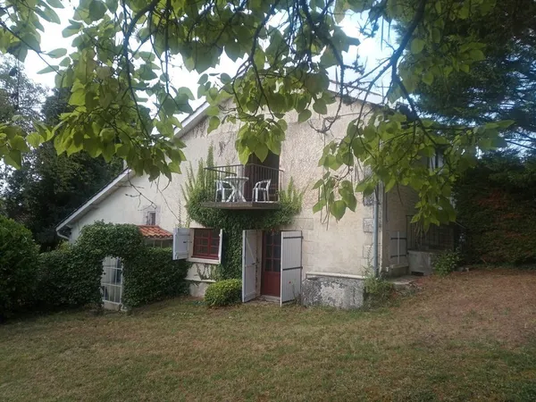 Striking hilltop Converted Farmhouse, 6/7 bedrooms + 1 acre 