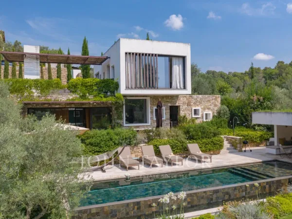 Villa d'architecte avec 3 chambres à louer proche Valbonne 