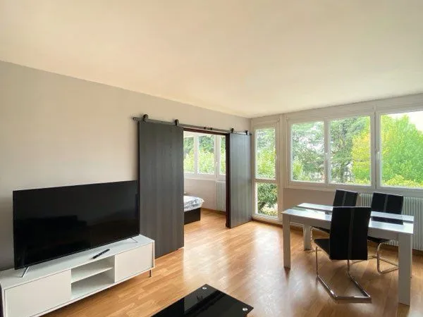 Appartement rénové proche université 