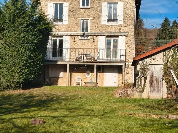 Grande maison en pierre meulière, pleine de charme, en très bon état général et située dans un 