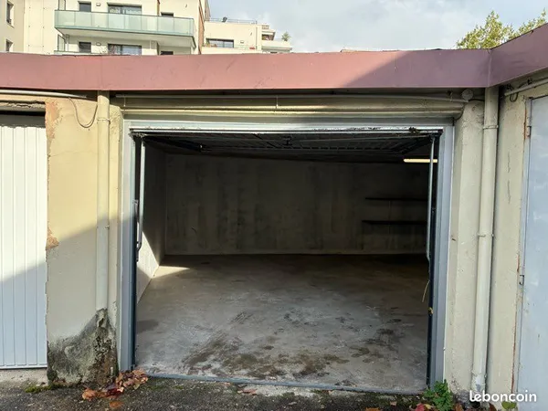 Garage fermé à louer - 35 m² - Résidence sécurisée - Grenoble 