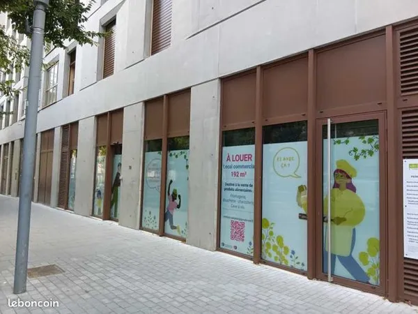Local commercial 192 m² 
