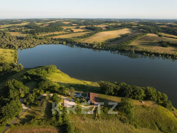 Propriété exceptionnelle 9 pièces et 22 hectares en bord de lac - Gers 
