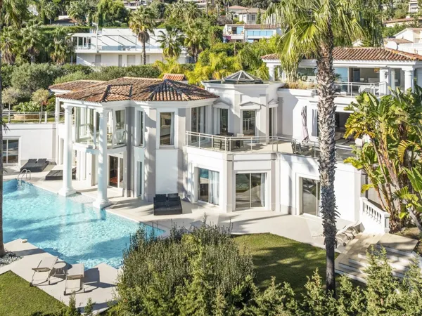 Élégante villa offrant piscine et vue imprenable 