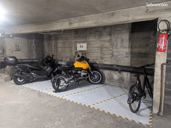 Parking: emplacement moto / scoot dans un garage - Rue de Cîteaux - Faidherbe / Ledru-Rollin 