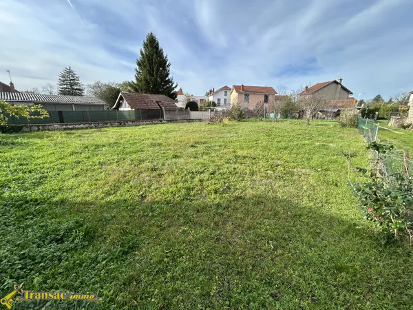 Terrain constructible 550m2 à PUY-GUILLAUME 