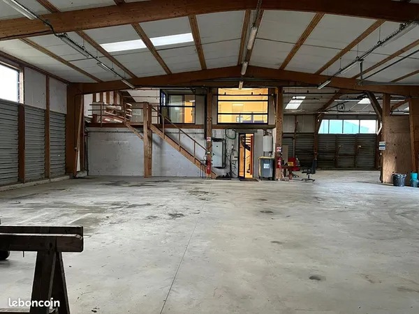 Local 1185 m² LANRIVOARE 