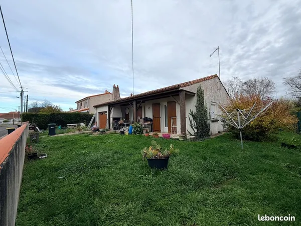 RARE : "SAUJON CENTRE" MAISON PLAIN PIED 90m2 / TERRAIN CLOS 614m2 / 3 CHAMBRES + GARAGE 235.000 