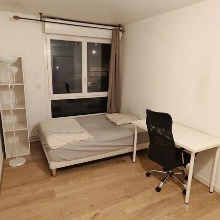 Loue chambre en maison (RER A à 10 min à pied). Loyer : 480/mois toutes charges comprises 