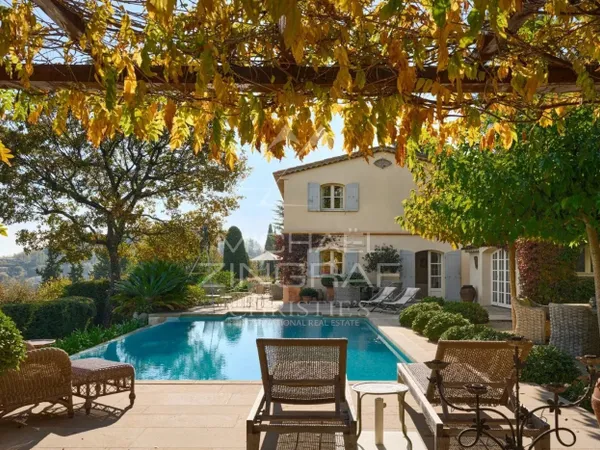 Villa avec vue panoramique et superbe jardin paysager 