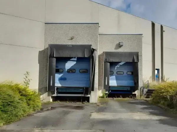 Découvrez ce bien industriel de 6490 m² à louer à IWUY, comprenant 10m de hauteur sous plafond, 