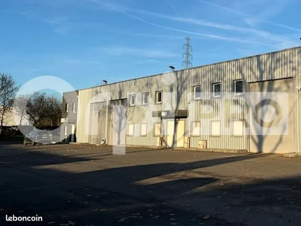 Local d'activité 777 m² 