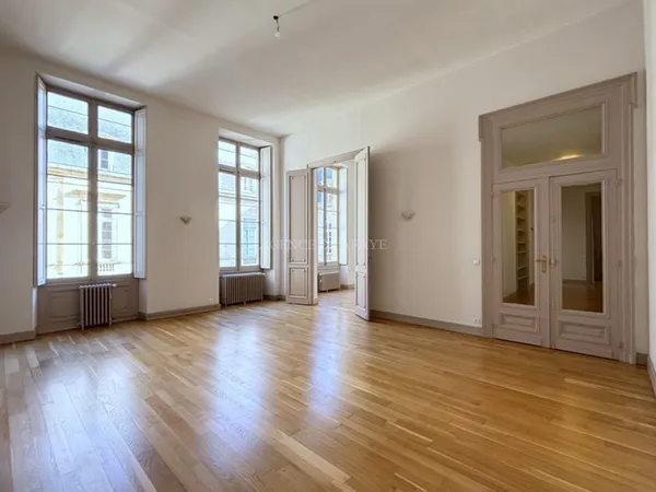 DANS TRÈS BEL IMMEUBLE DU XVIIIème SIÈCLE 