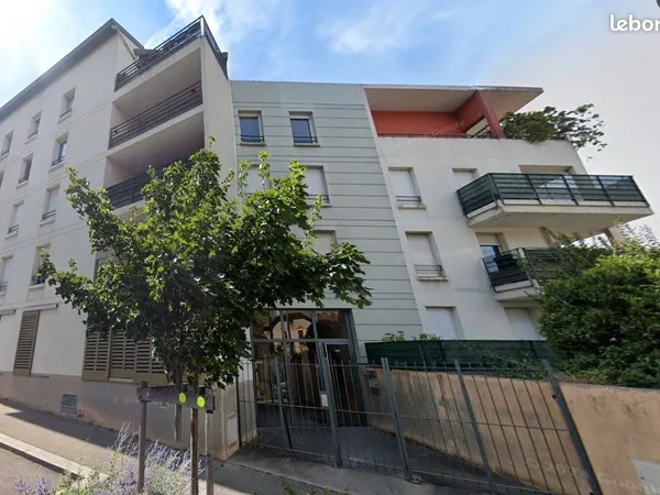 Parking/box OULLINS 