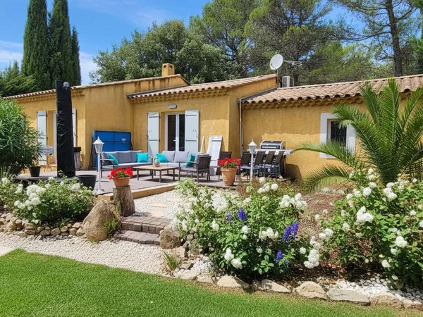 Maison récente à vendre à La Roquebrussanne - 3 chambres, calme et confort 