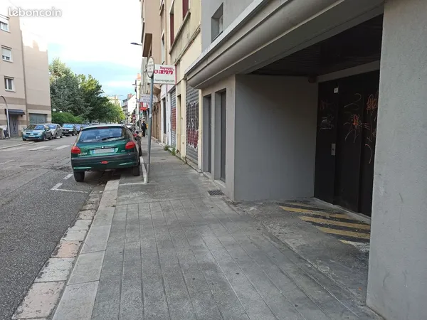 Investissement locatif idéal : Place dans garage sécurisé 