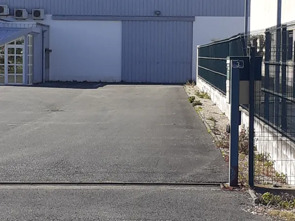 Local industriel 883 m² 