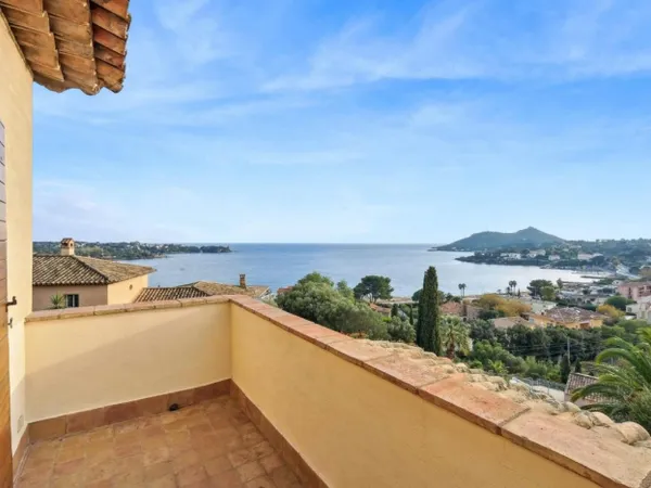 Villa vue mer sur les hauteurs de Saint-Raphaël 