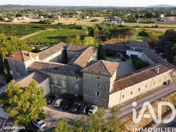 Maison 27 pièces 896 m² 