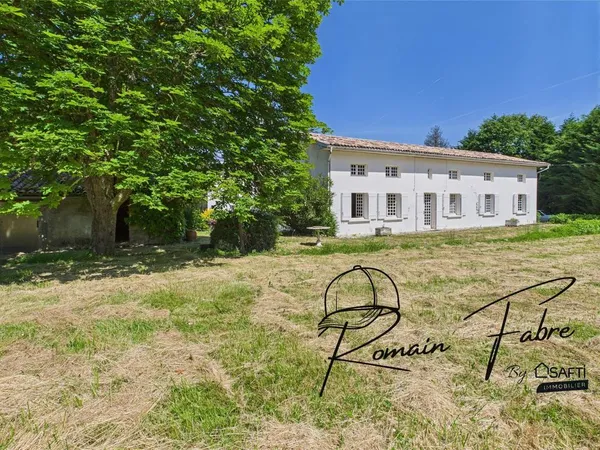 Maison 7 chambres avec Logement indépendant, 4 Box à chevaux sur plus de 2,5 hectares de terrain 