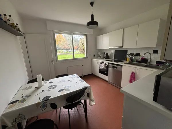 Propose colocation appartement 80m² avec 3 chambres et salle d'eau privative dans appartement 
