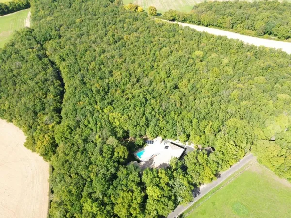Magnifique Maison au Coeur d'un Espace Boisé, 5 Chambres, Piscine, 1,5 Ha, Près d'Angoulême 
