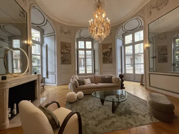 BORDEAUX - HYPER CENTRE - SPLENDIDE APPARTEMENT MEUBLÉ DE RÉCEPT 