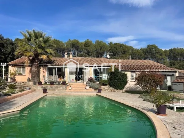 Trans en Provence, villa traditionnelle de plain pied de 145m² sur une parcelle de 2945m². 