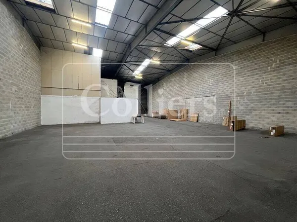 Local d'activité 810 m² 