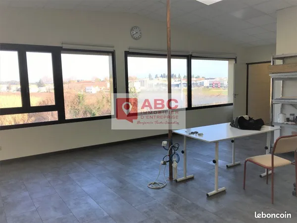 Local d'activité 159 m² 