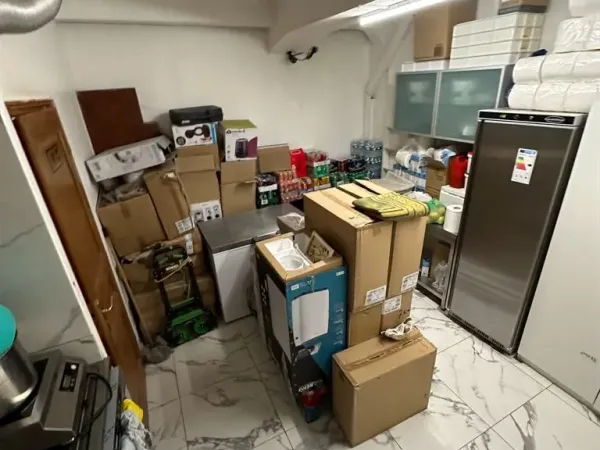 Local avec extraction de 150 dans un quartier recherché du 8e 