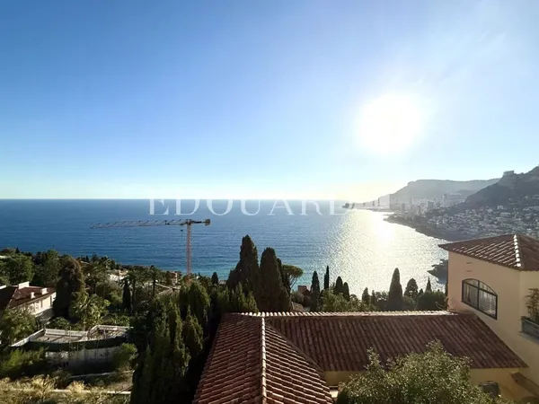 En exclusivité trois pièces avec vue mer imprenable, dans magnifique immeuble avec piscine et parc 