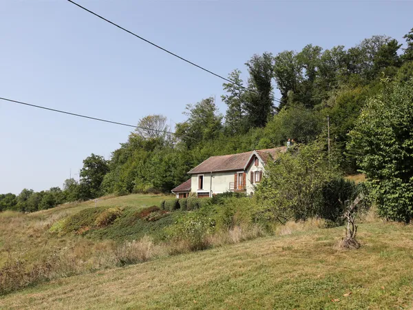 Maison de campagne dans un charmant emplacement naturel avec 10 hectares de terrain 